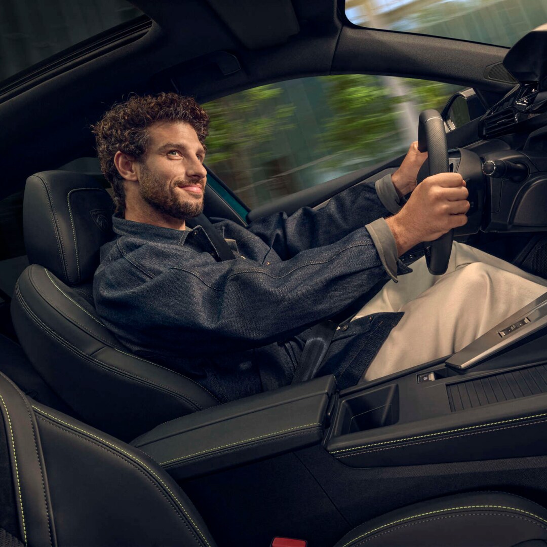 Mężczyzna prowadzący nowego PEUGEOTA 308