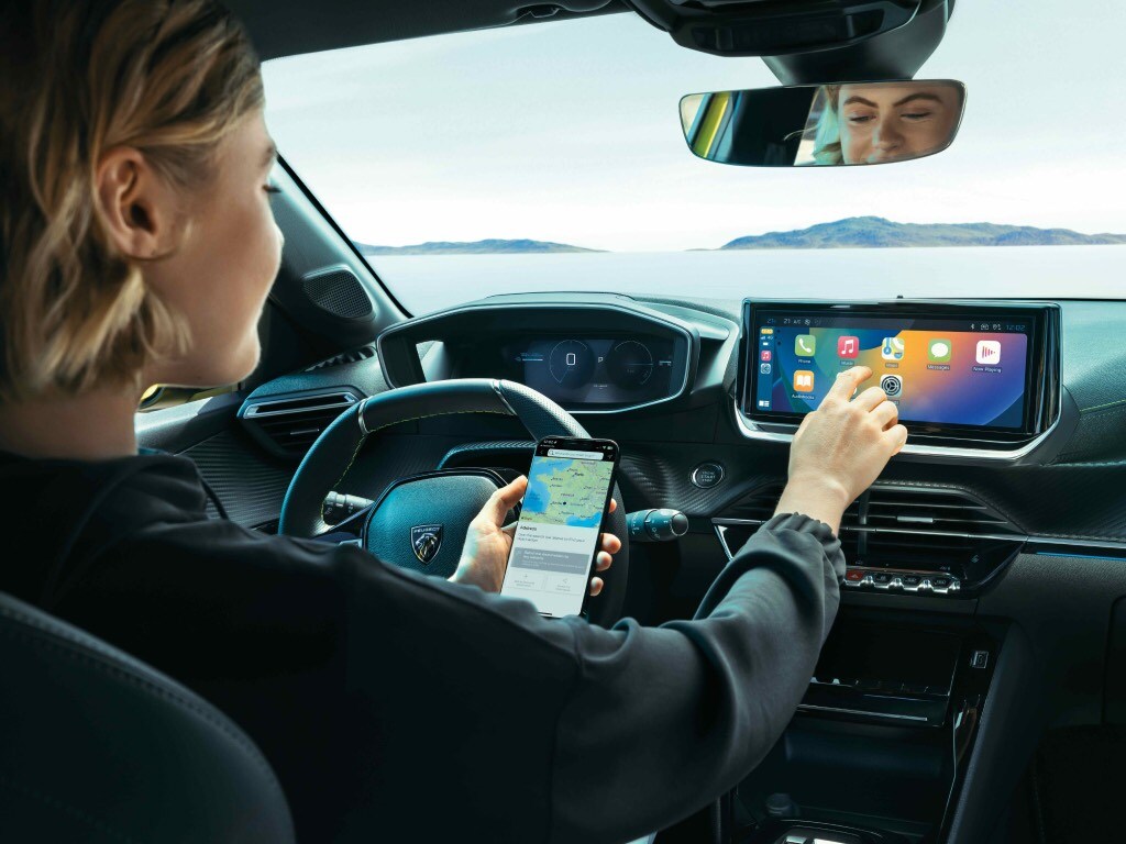 Nowy PEUGEOT E-208 – interaktywne usługi