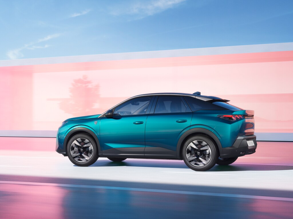 Nowy PEUGEOT 3008 Hybrid Obsession Blue z profilu