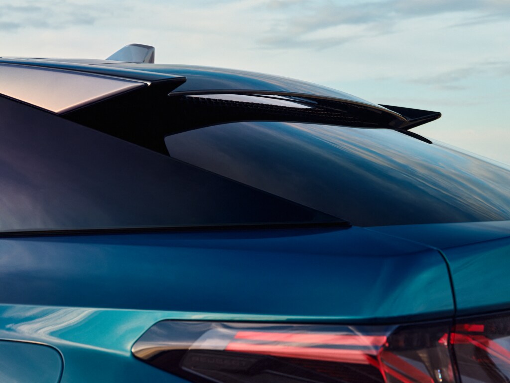 Nowy PEUGEOT 3008 Hybrid Blue Obsession, „pływający” spojler