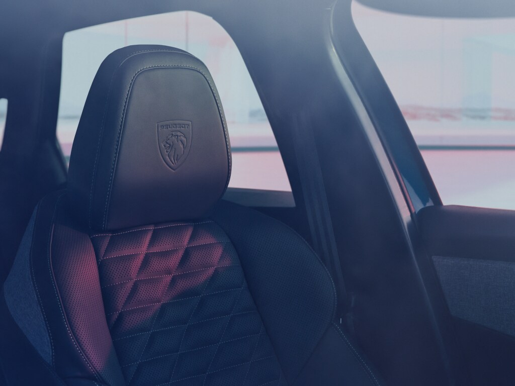 Nowy PEUGEOT 3008 Hybrid z podgrzewanymi siedzeniami z certyfikatem AGR