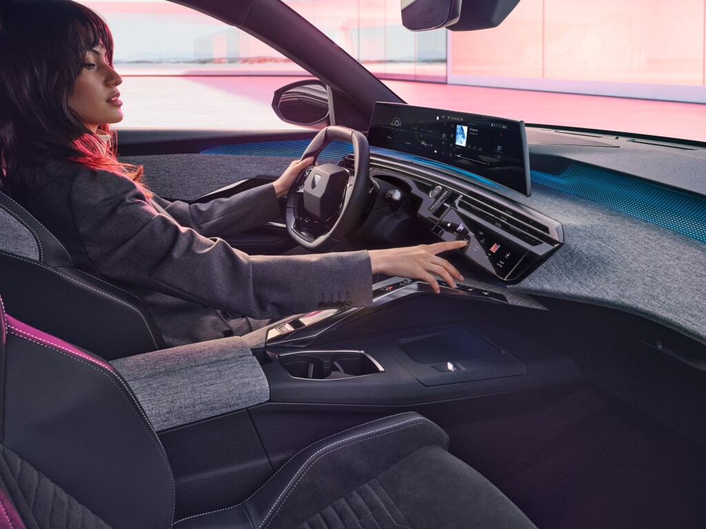 Kobieta w nowym PEUGEOT 3008 Hybrid
