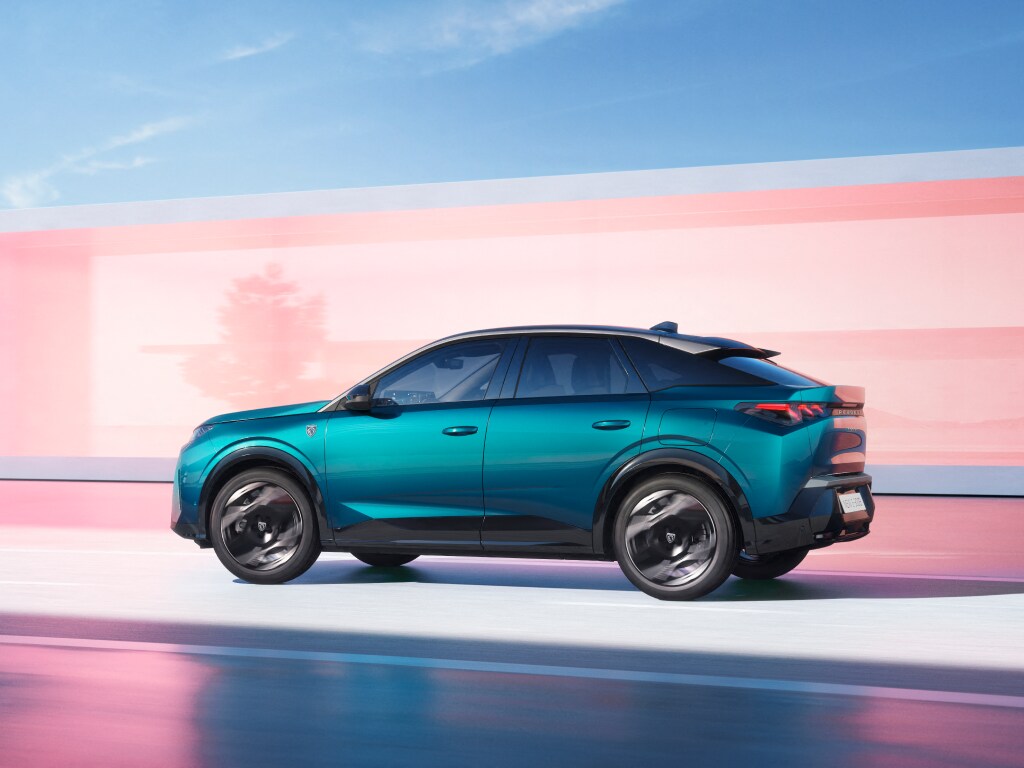 Nowy PEUGEOT E-3008 Obsession Blue z profilu