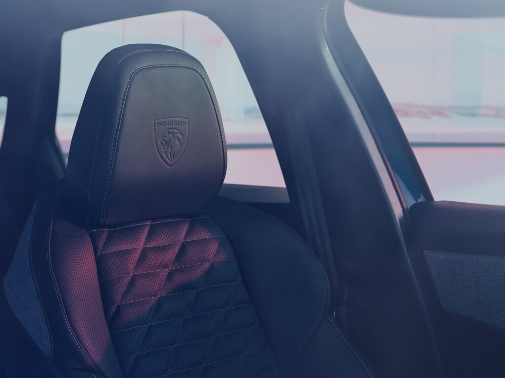 Nowy PEUGEOT E-3008 z podgrzewanymi siedzeniami z certyfikatem AGR