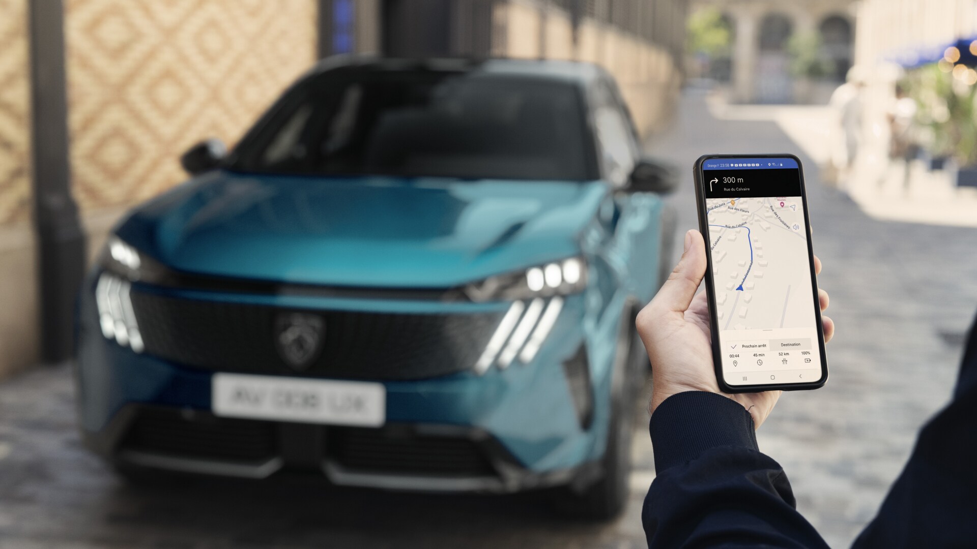 PEUGEOT E‑3008 – widok z przodu i aplikacja PEUGEOT