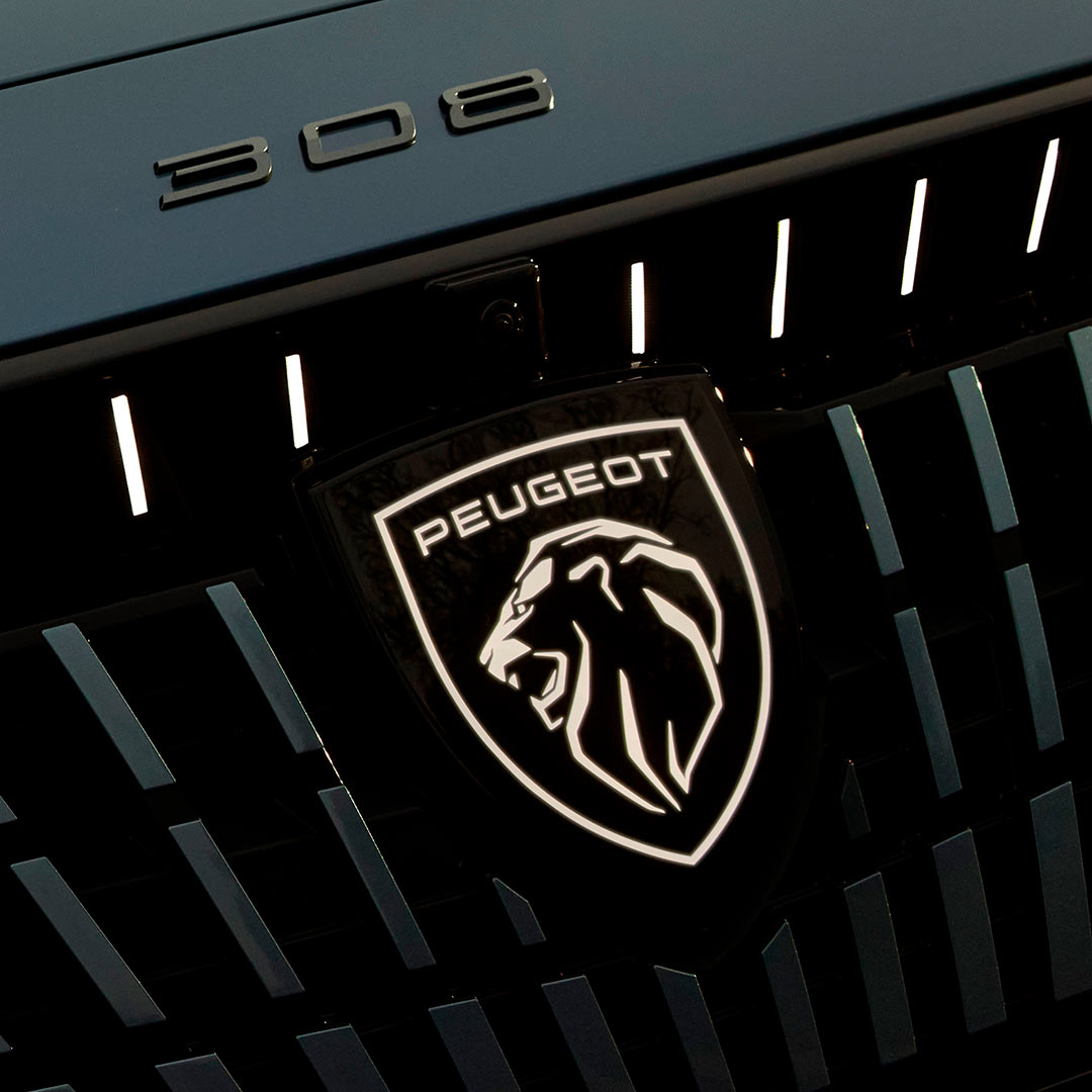 Nowy PEUGEOT E-308 SW – podświetlany przedni pas