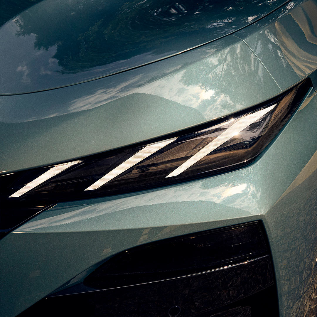 Nowy PEUGEOT E-308 SW – podświetlane logo
