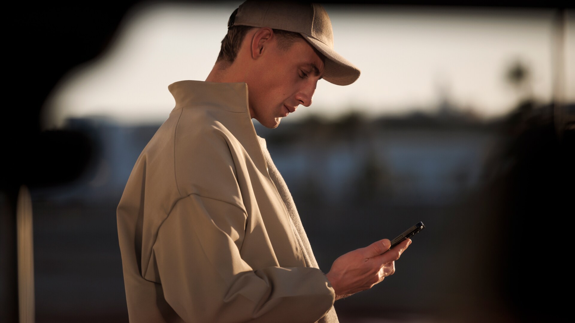 PEUGEOT E-5008 man with smartphone