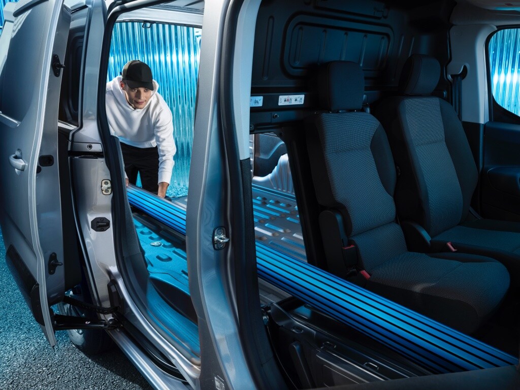Nowy PEUGEOT E‑PARTNER – modułowa przestrzeń ładunkowa